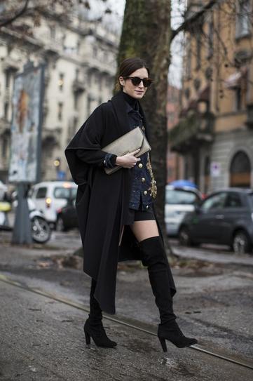 Девушка в ботфортах, шортах и ассиметричном пальто